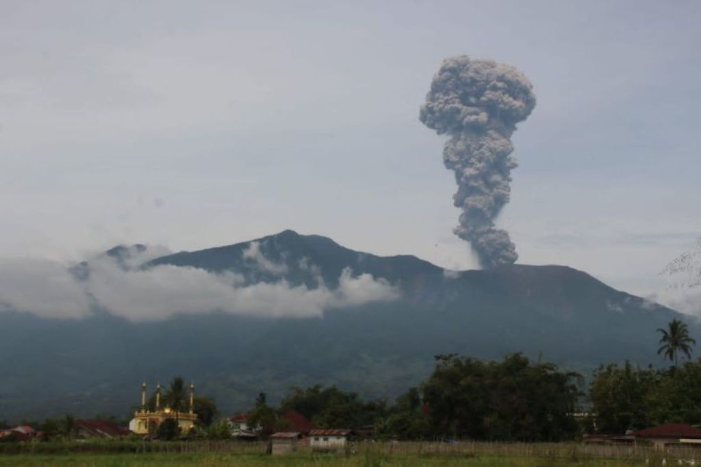 Kembali erupsi, Gunung Marapi lontarkan abu setinggi dua&nbsp;kilometer