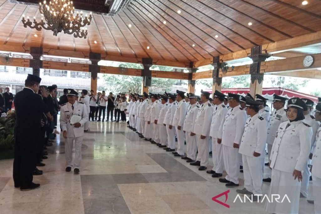 Pemkab Bantul mengukuhkan perpanjangan masa jabatan 74&nbsp;lurah