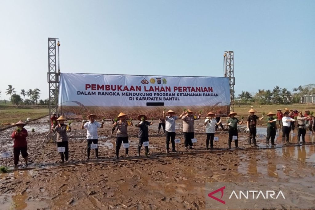 Polri membuka lahan pertanian baru di tepi Sungai Progo&nbsp;Bantul