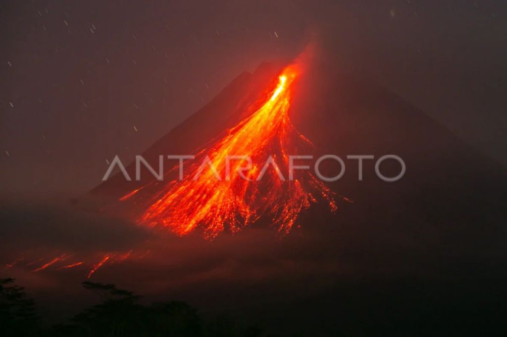 Guguran lava meluncur sebanyak 13 kali dari Gunung Merapi sejauh 1,6&nbsp;km