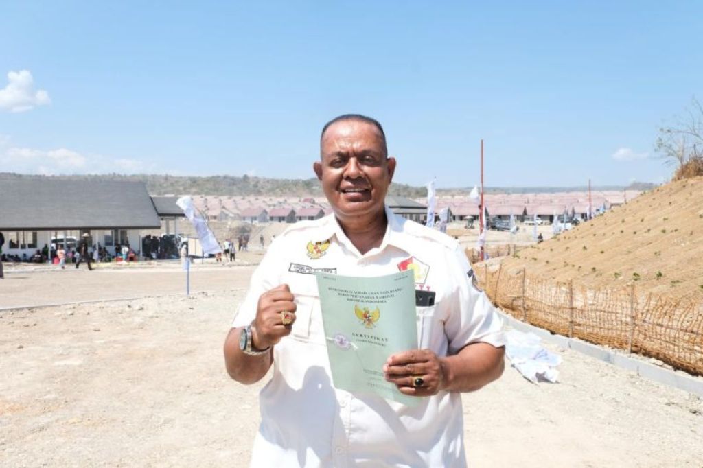 Terima sertifikat dari AHY, warga eks Timor Timur petik hasil kesetiaan kepada NKRI setelah 25&nbsp;tahun